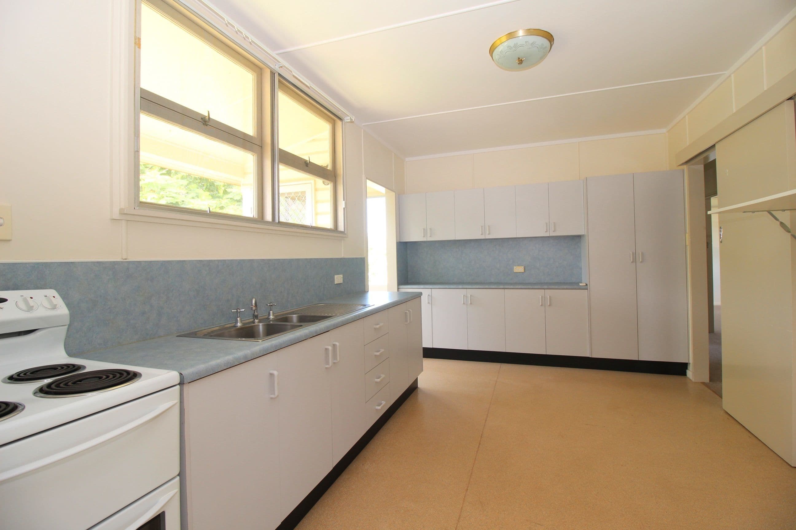 18 Campbell Street, Emerald QLD 4720, Emerald - Thumbnail 3