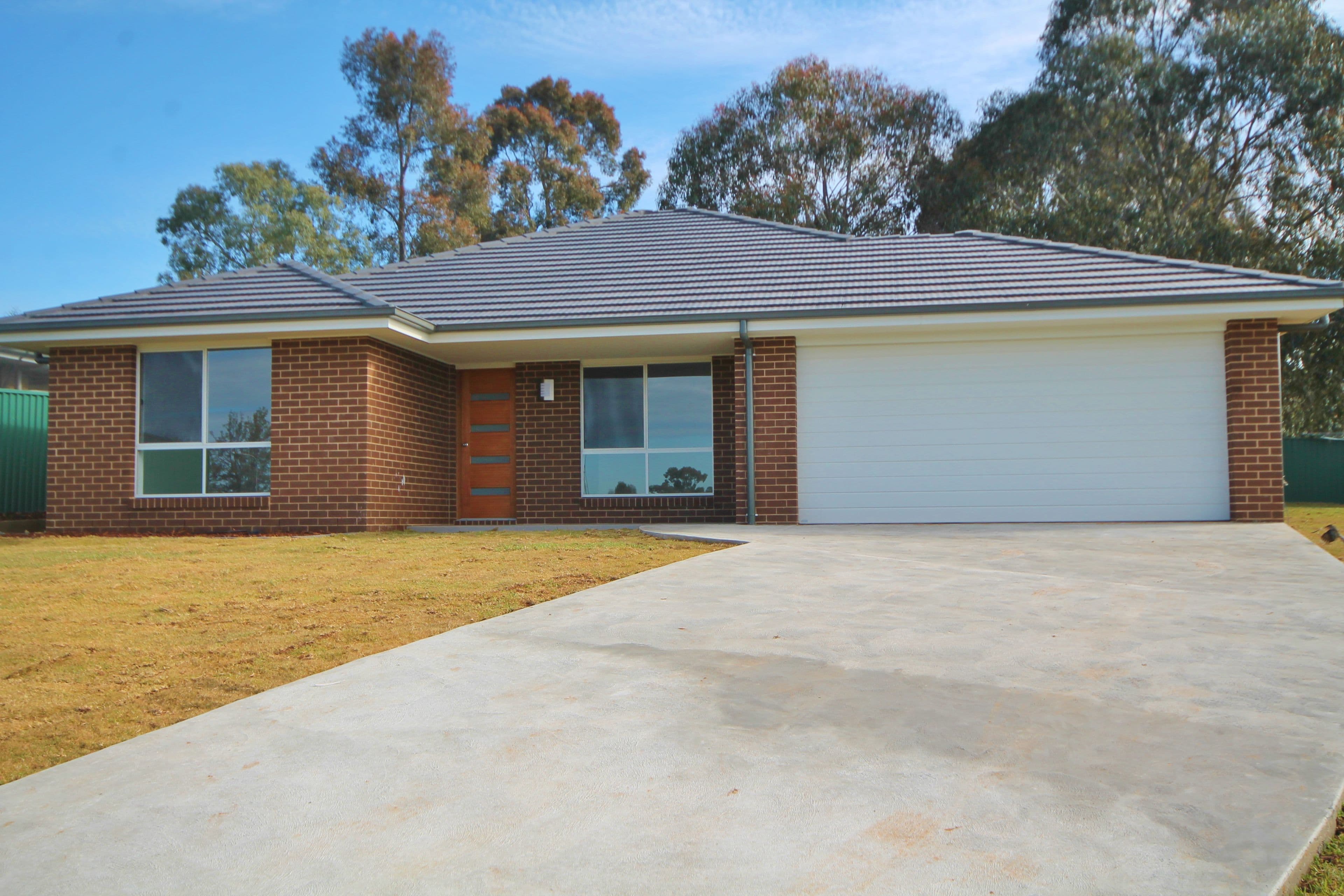 11 Molloy Place, Young - Image 1