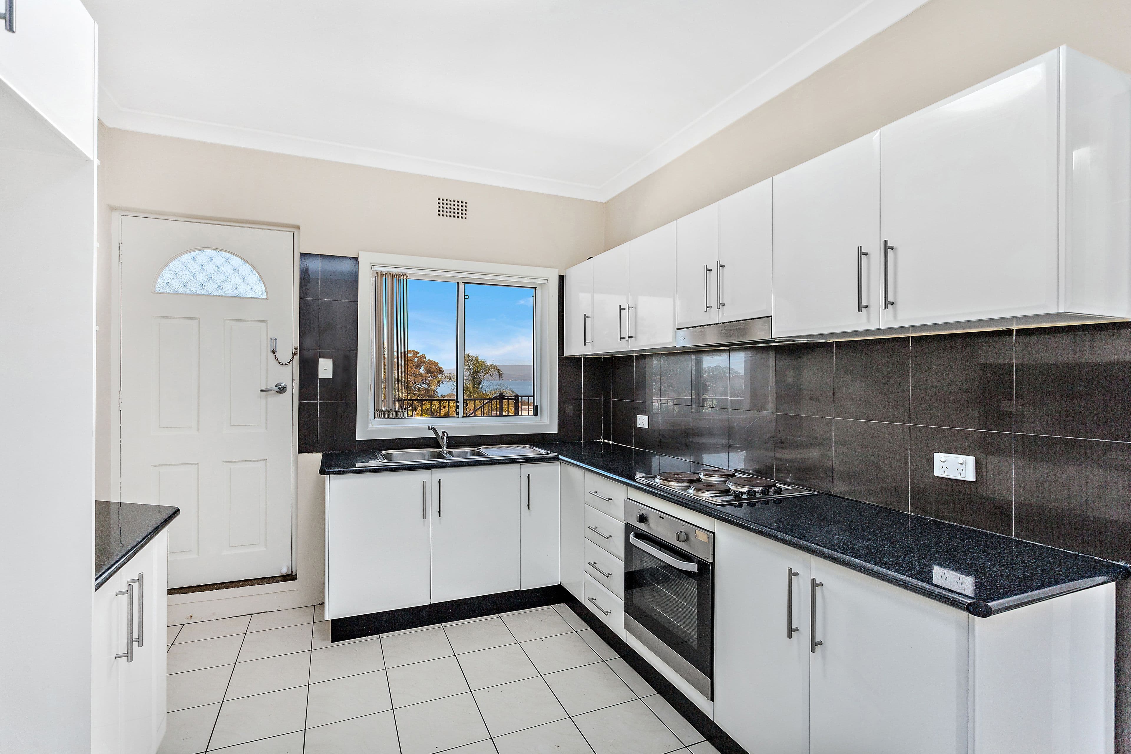 30 Noble Parade, Lake Heights - Thumbnail 3