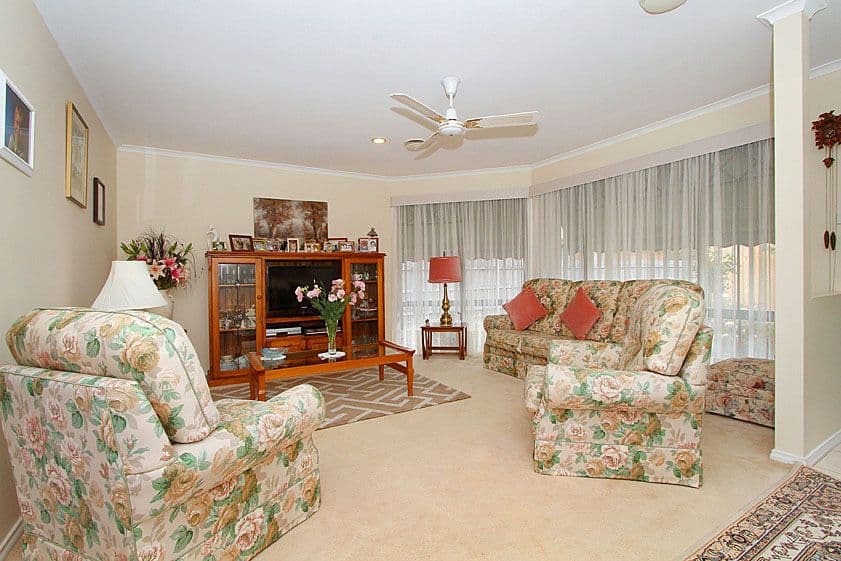 11 Bradley Drive, MILL PARK VIC 3082, Mill Park - Thumbnail 4
