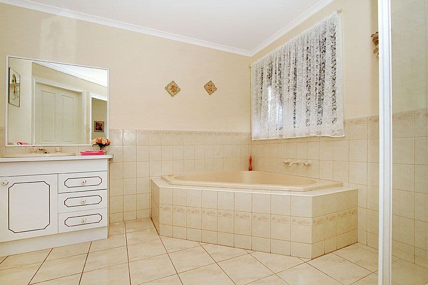 11 Bradley Drive, MILL PARK VIC 3082, Mill Park - Thumbnail 6