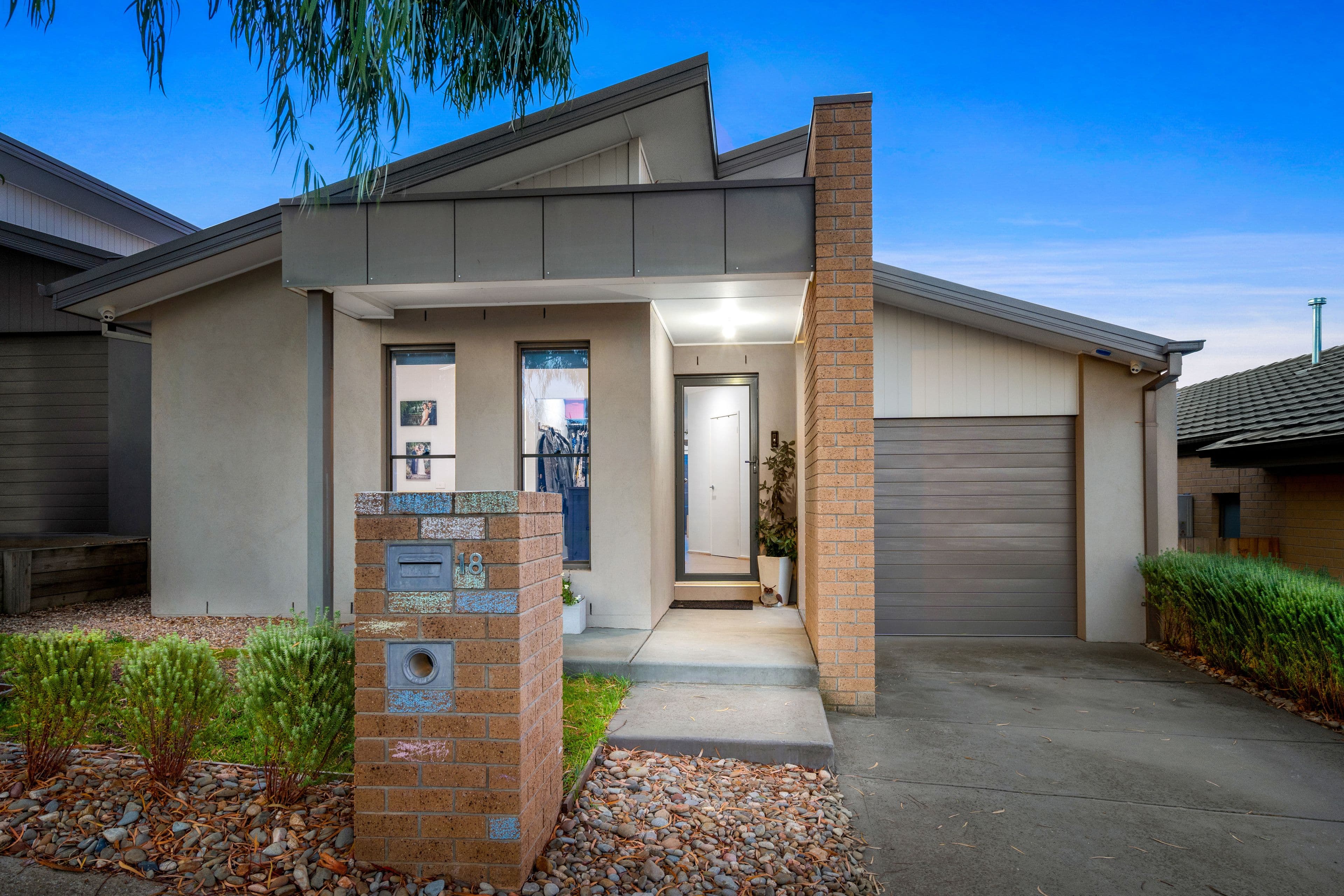 18 Tooradin Crescent, Doreen VIC 3754, Doreen - Thumbnail 2