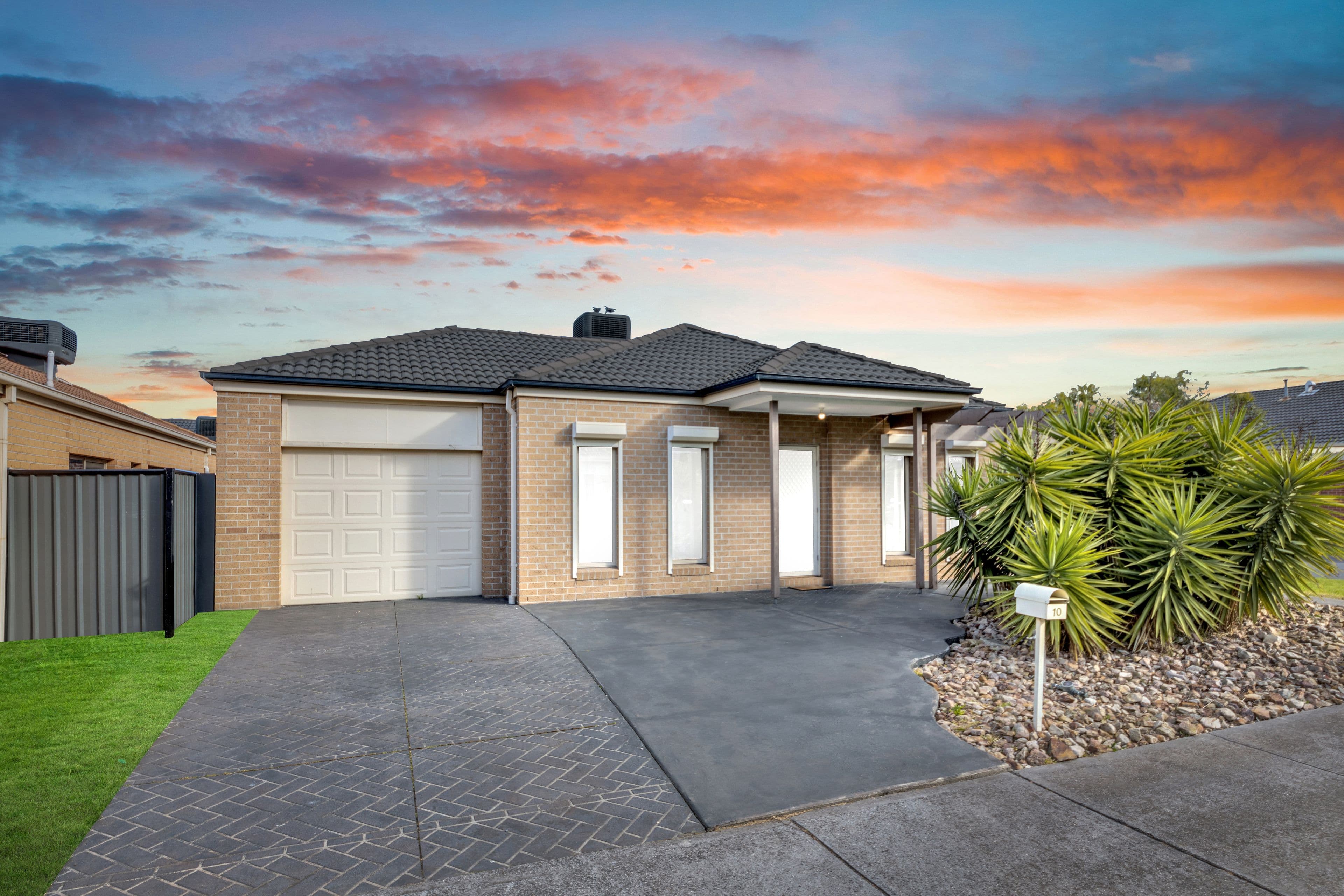 10 Cheltenham Close, Craigieburn VIC 3064, Craigieburn - Image 1