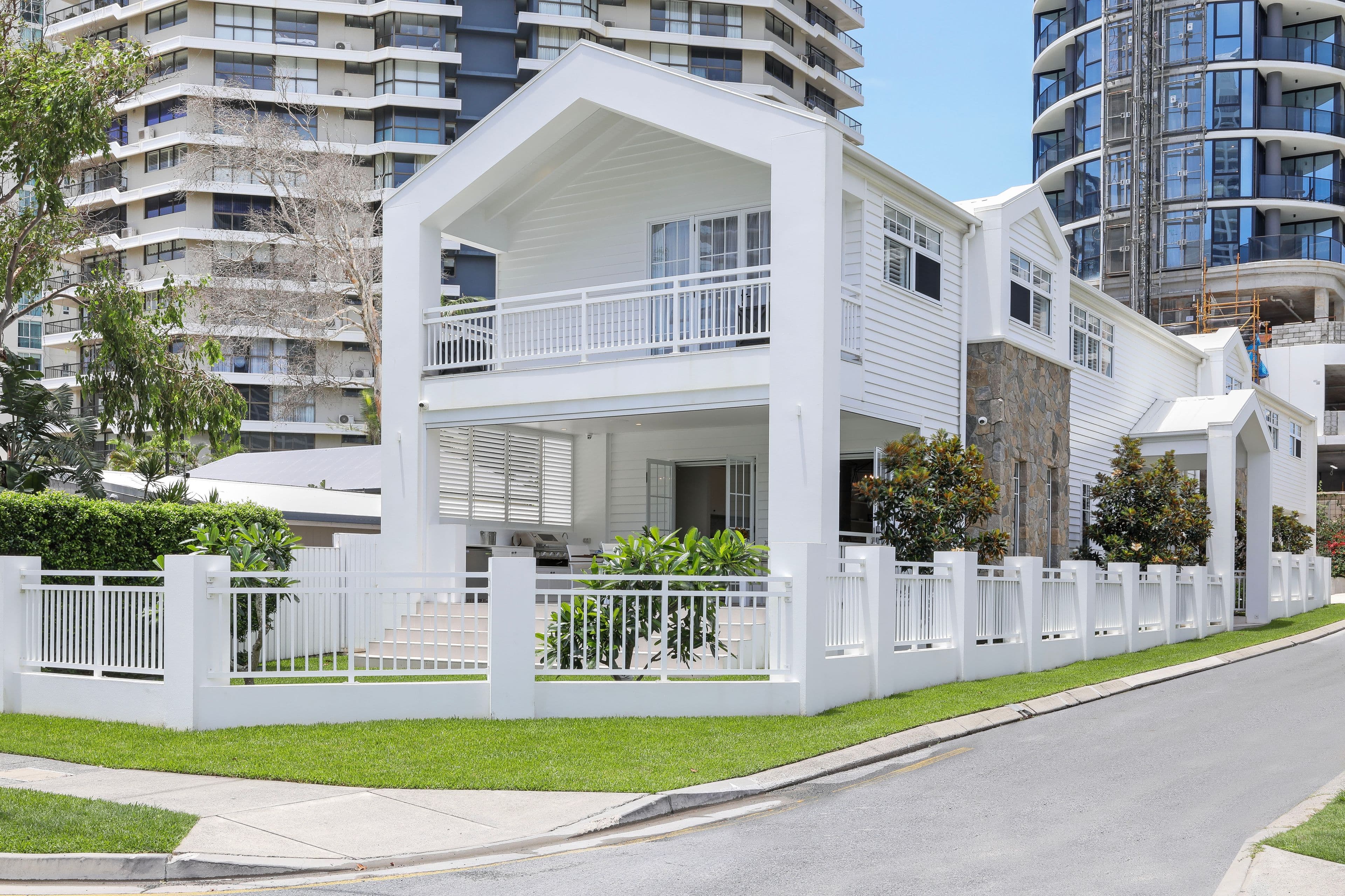 31 Pacific Street, Main Beach QLD 4217, Main Beach - Thumbnail 3