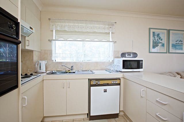 22 Jennifer Avenue, RUNAWAY BAY QLD 4216, Runaway Bay - Thumbnail 3
