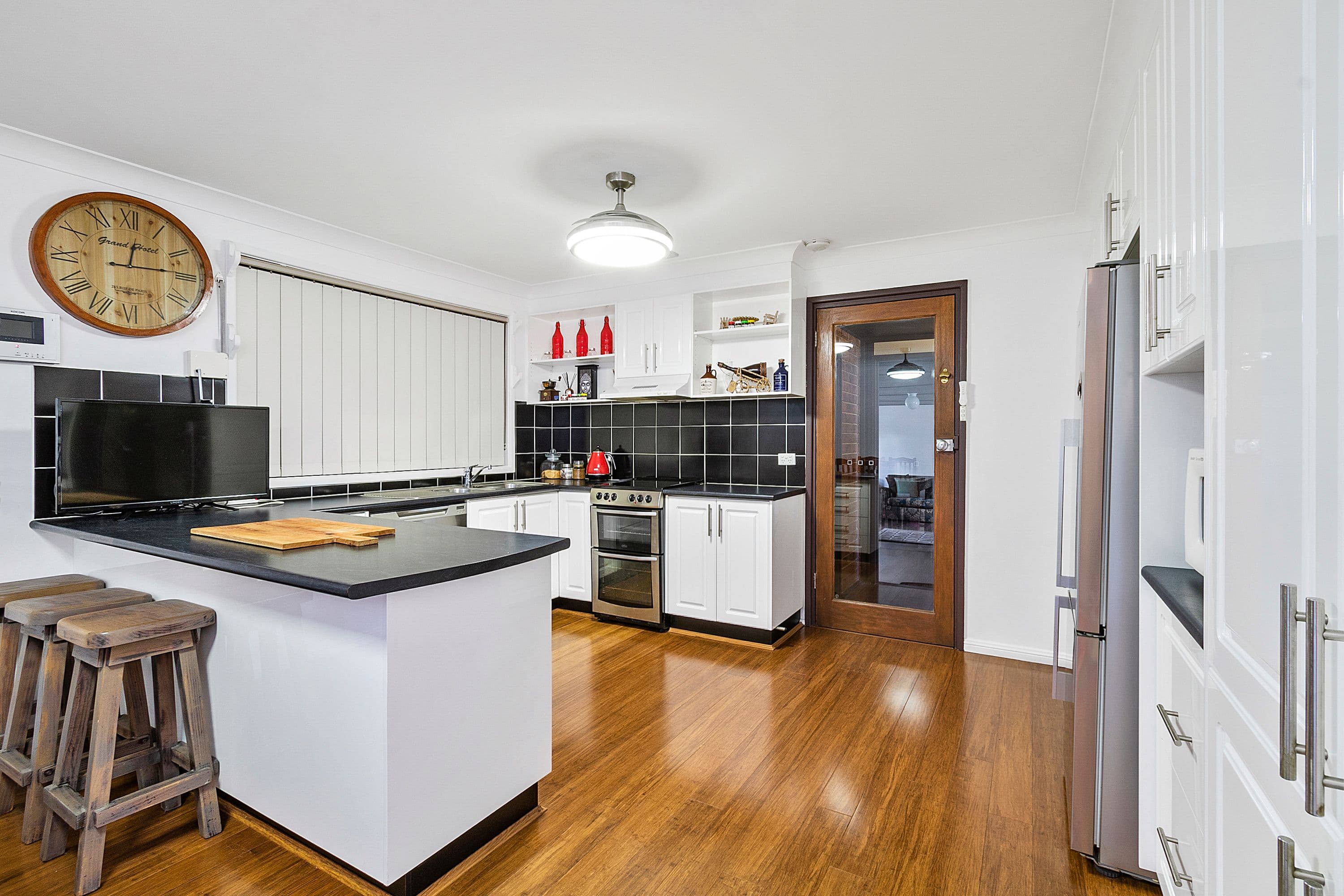 6 Bradley Road, South Windsor - Thumbnail 2