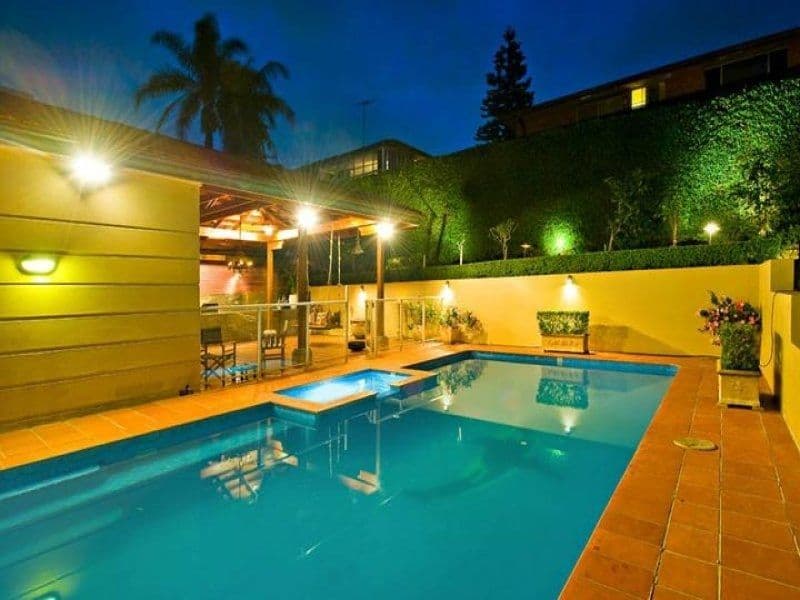 56 Burns Crescent, Chiswick - Thumbnail 4