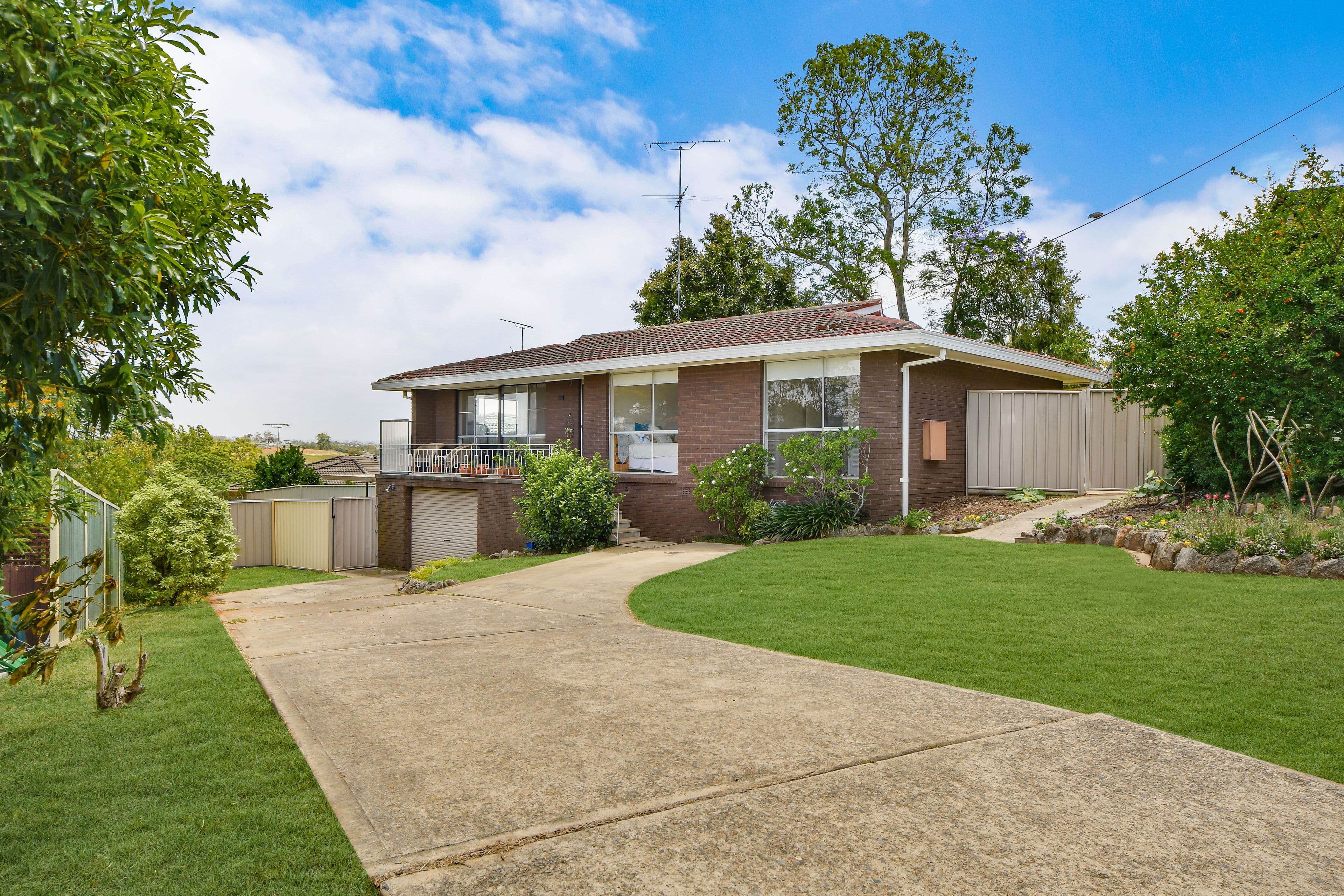 18 Bourke Place, Camden South - Image 1