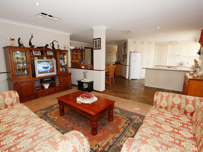 7 Ridgetop Trail, BALLAJURA WA 6066, Ballajura - Thumbnail 3