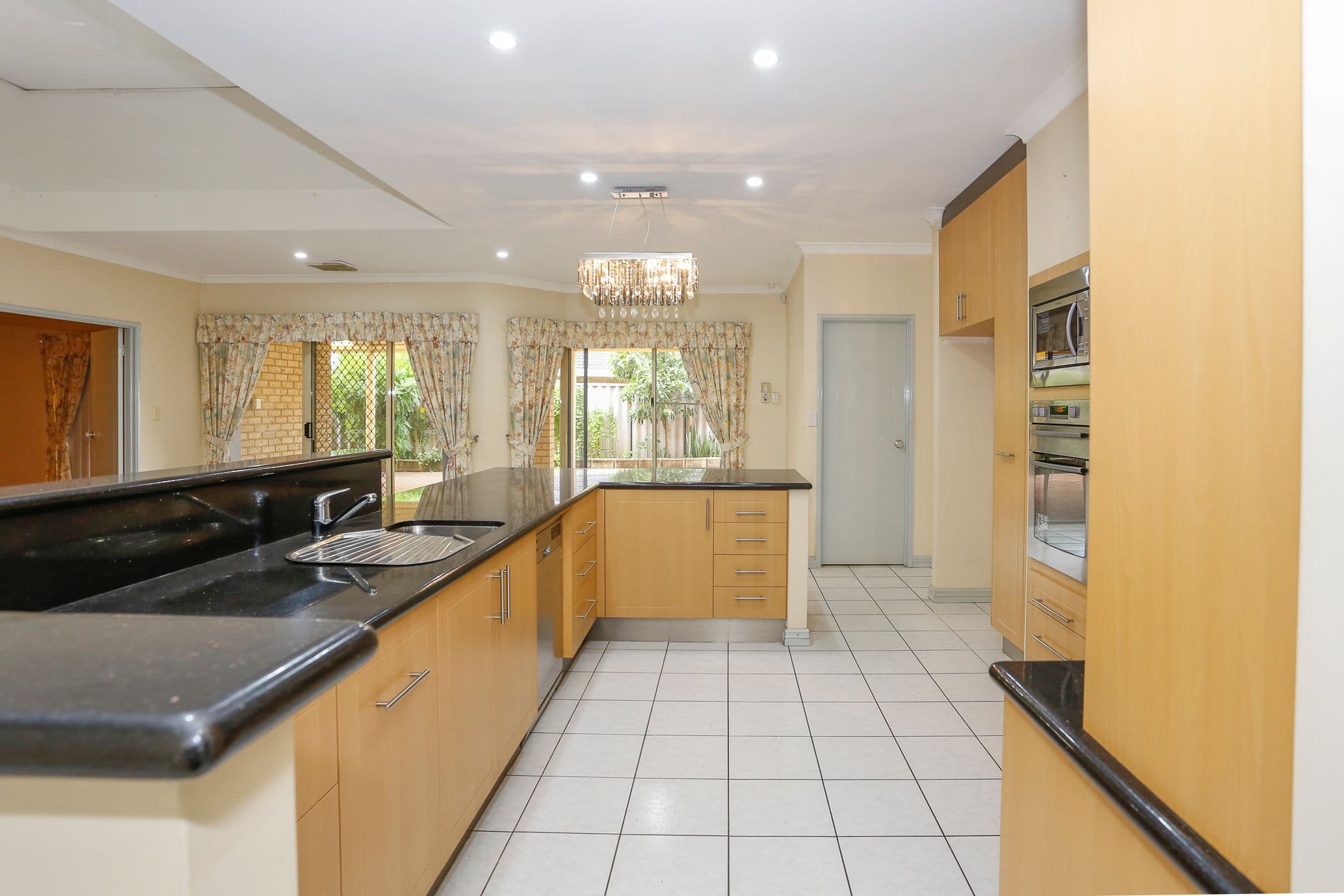 352 Summerlakes Parade, Ballajura WA 6066, Ballajura - Thumbnail 6