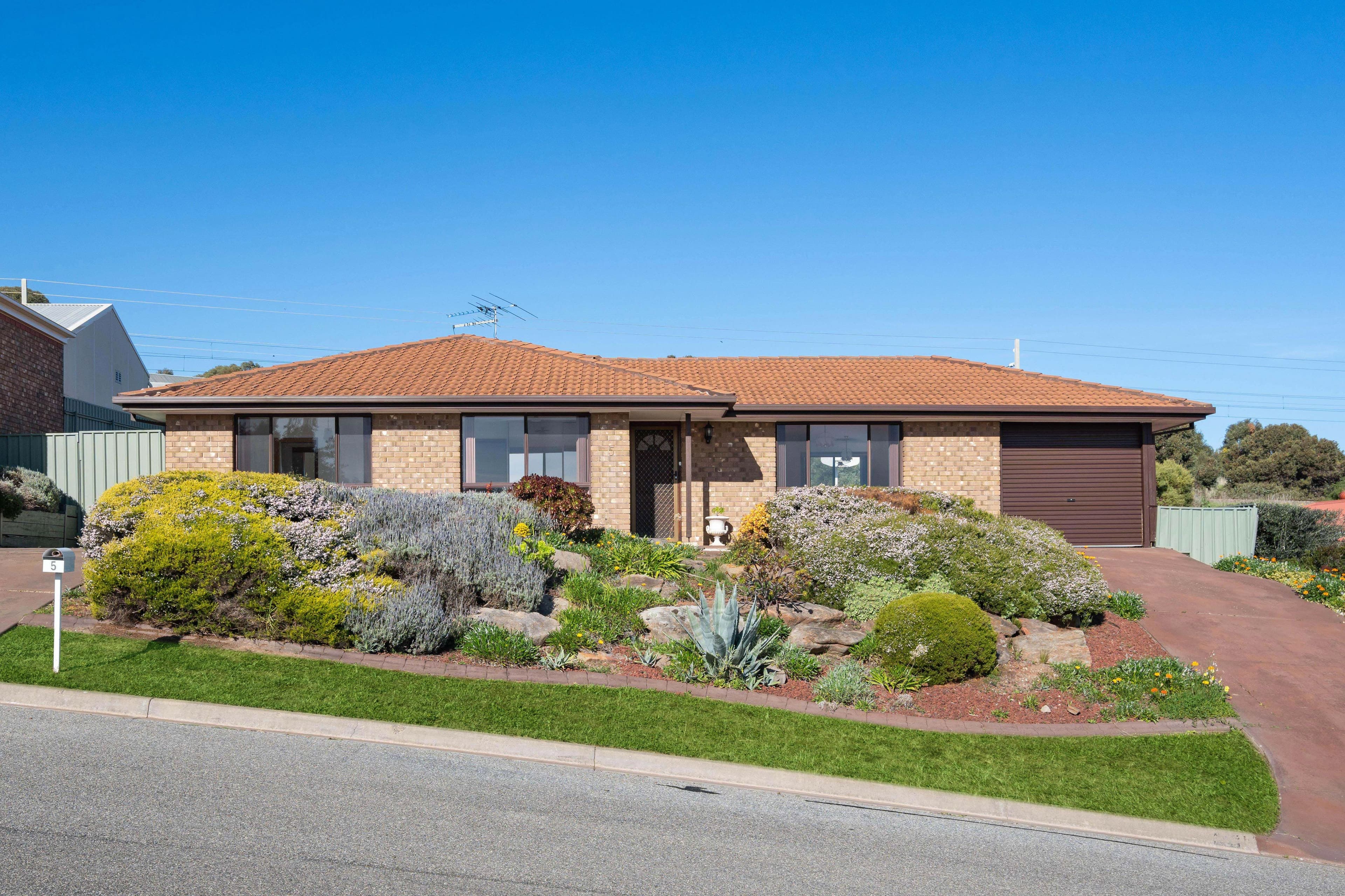 5 Luderitz Close, Hallett Cove SA 5158, Hallett Cove - Image 1