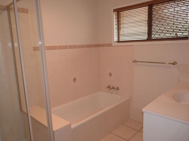 33 Kallista Road, ROCHEDALE SOUTH QLD 4123, Rochedale South - Thumbnail 3