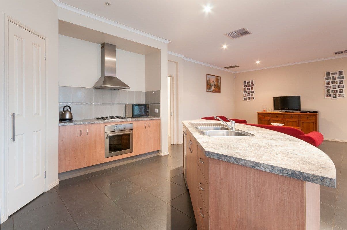 124 Malcolm Creek Parade, CRAIGIEBURN VIC 3064, Craigieburn - Thumbnail 2