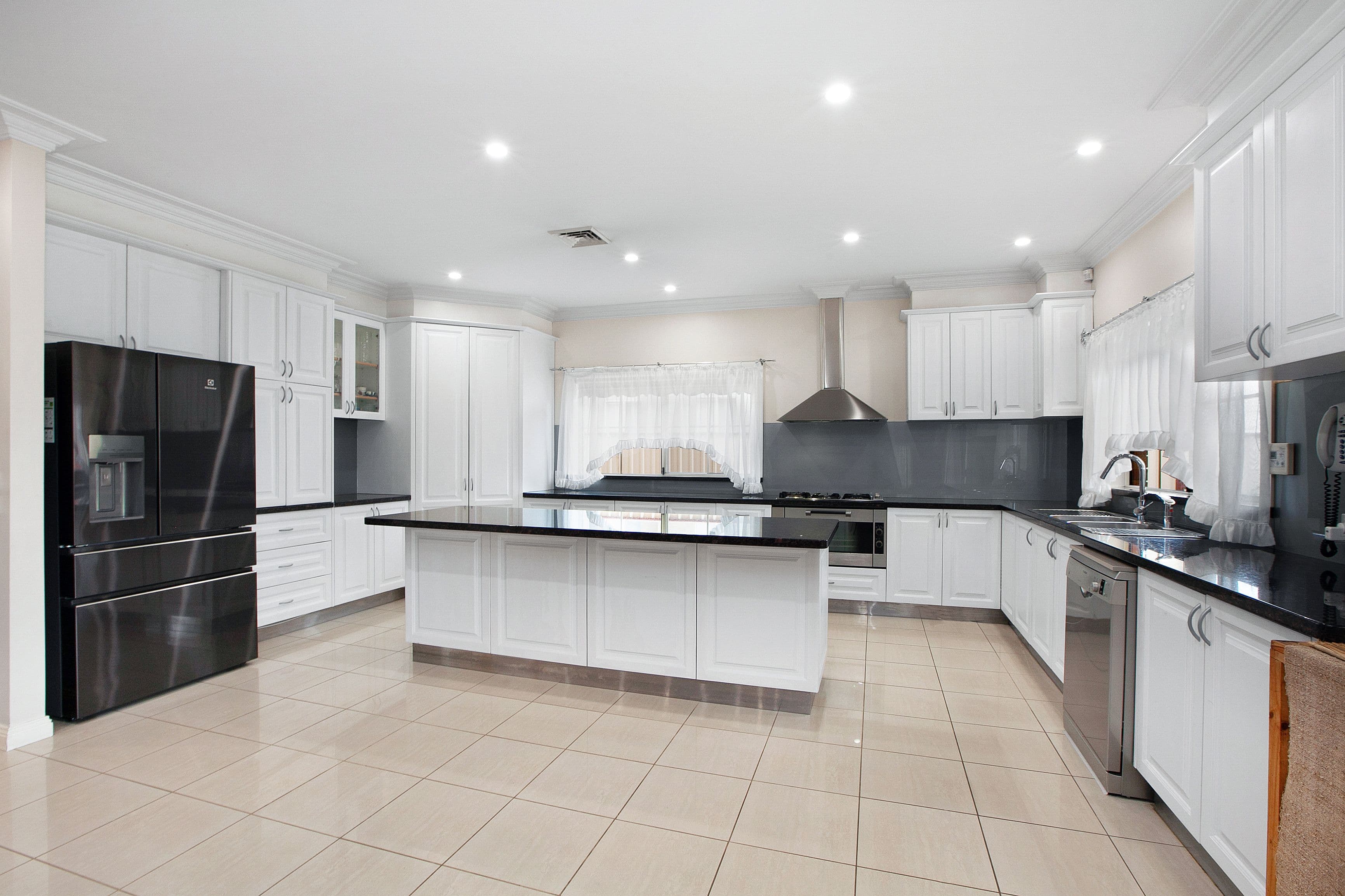 28M Hughes Parade, Reservoir VIC 3073, Reservoir - Thumbnail 4