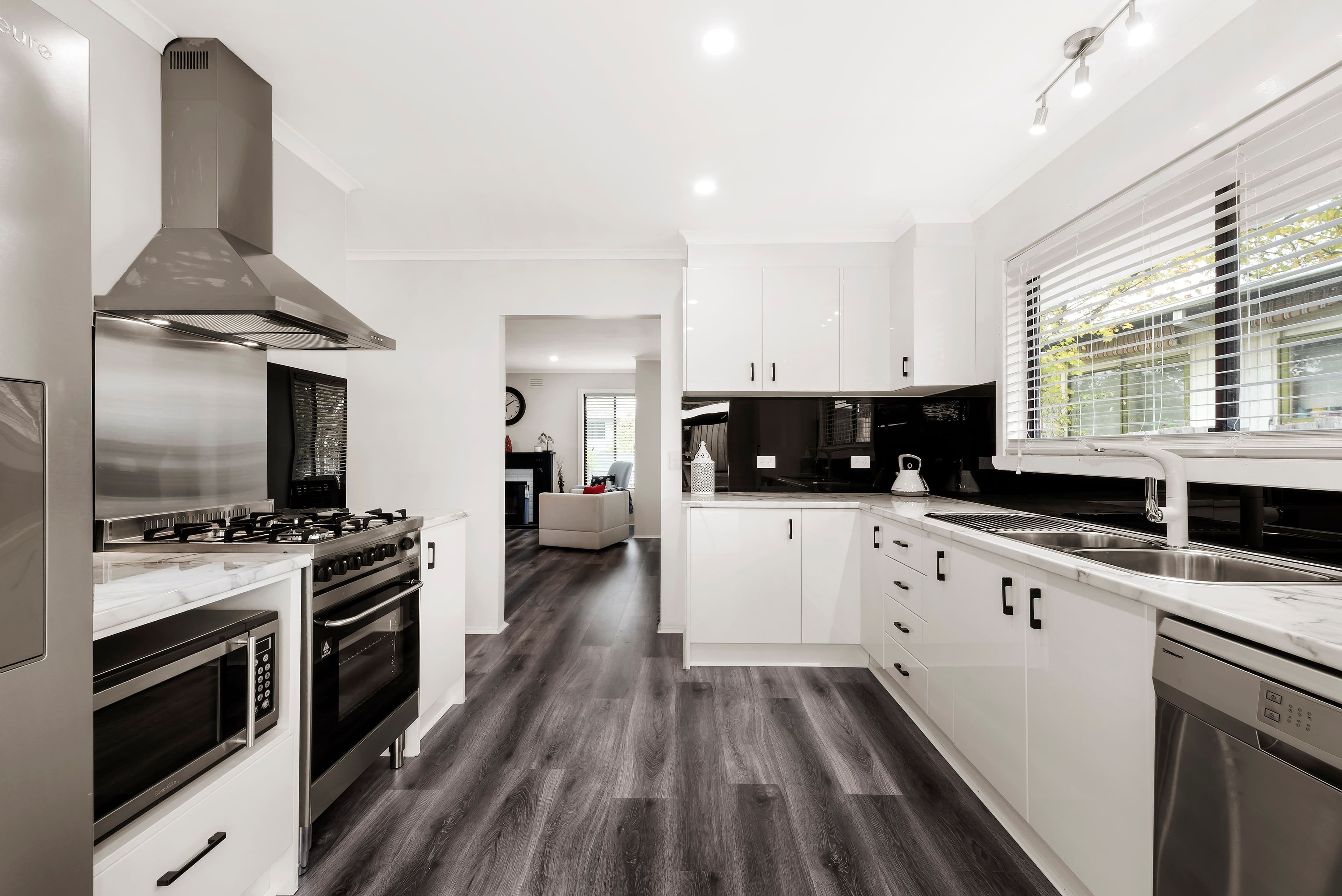 10 California Crescent, Ferntree Gully VIC 3156, Ferntree Gully - Thumbnail 2