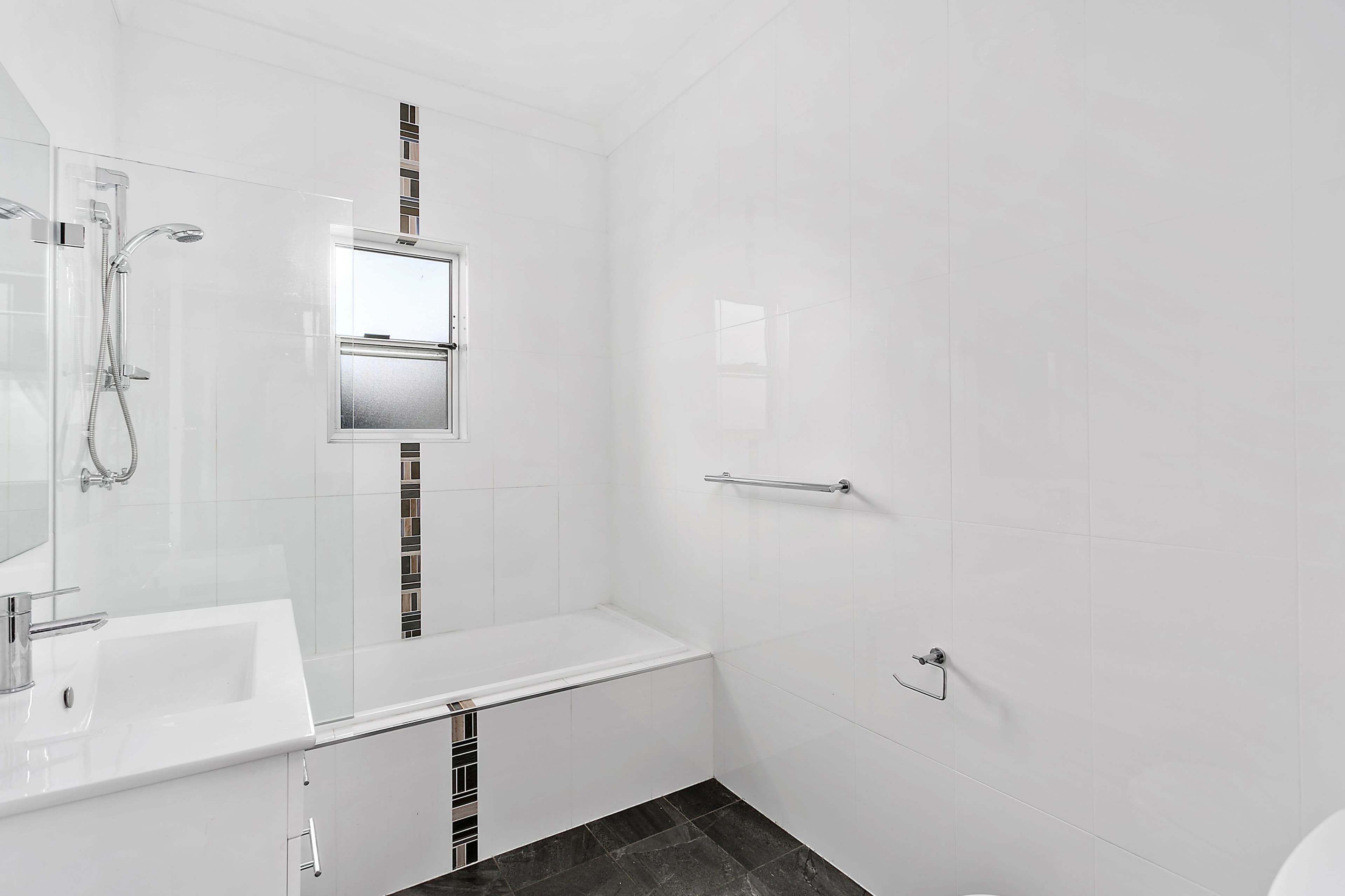 92 Fisher Street, Oak Flats - Thumbnail 5
