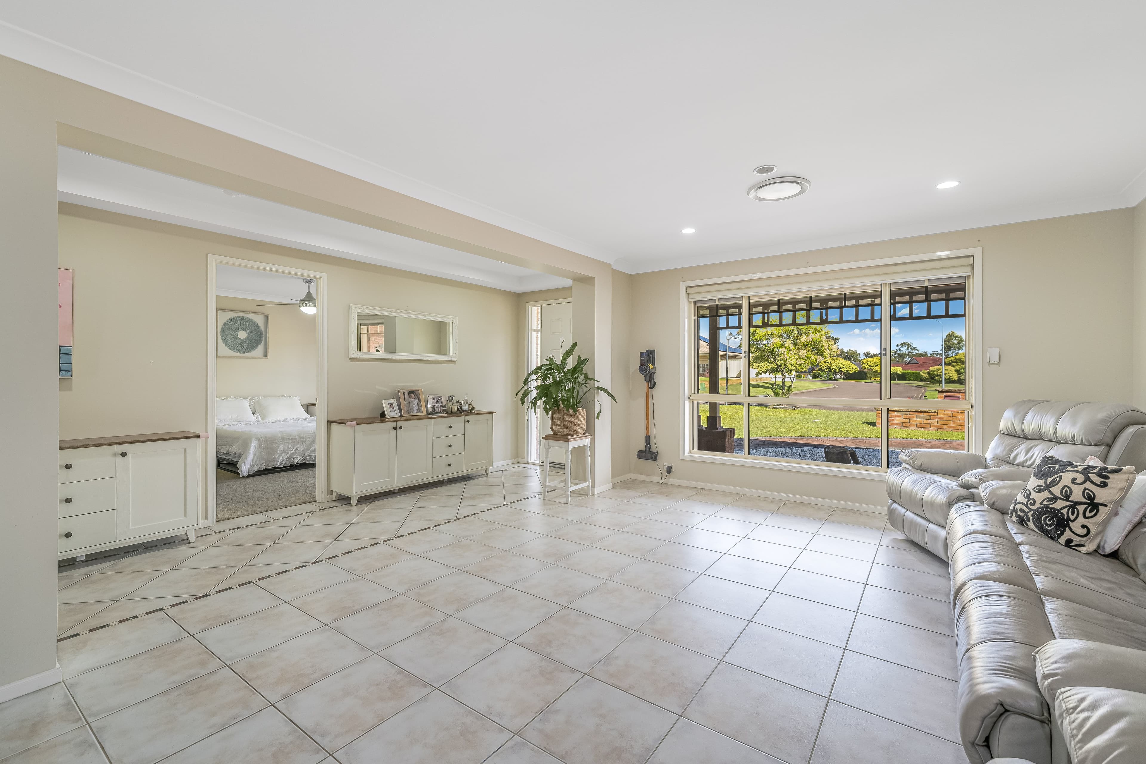 25 Honeyoak Drive, Aberglasslyn NSW 2320, Aberglasslyn - Thumbnail 3