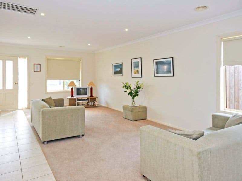 49 Oakwood Crescent, WAURN PONDS VIC 3216, Waurn Ponds - Thumbnail 2