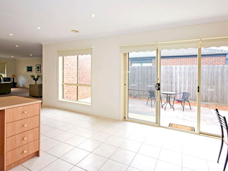 49 Oakwood Crescent, WAURN PONDS VIC 3216, Waurn Ponds - Thumbnail 4