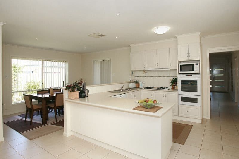 11 Dunferline Crescent, CRANBOURNE VIC 3977, Cranbourne - Thumbnail 2