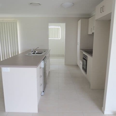 16 Ivers Place, Emerald QLD 4720, Emerald - Thumbnail 8
