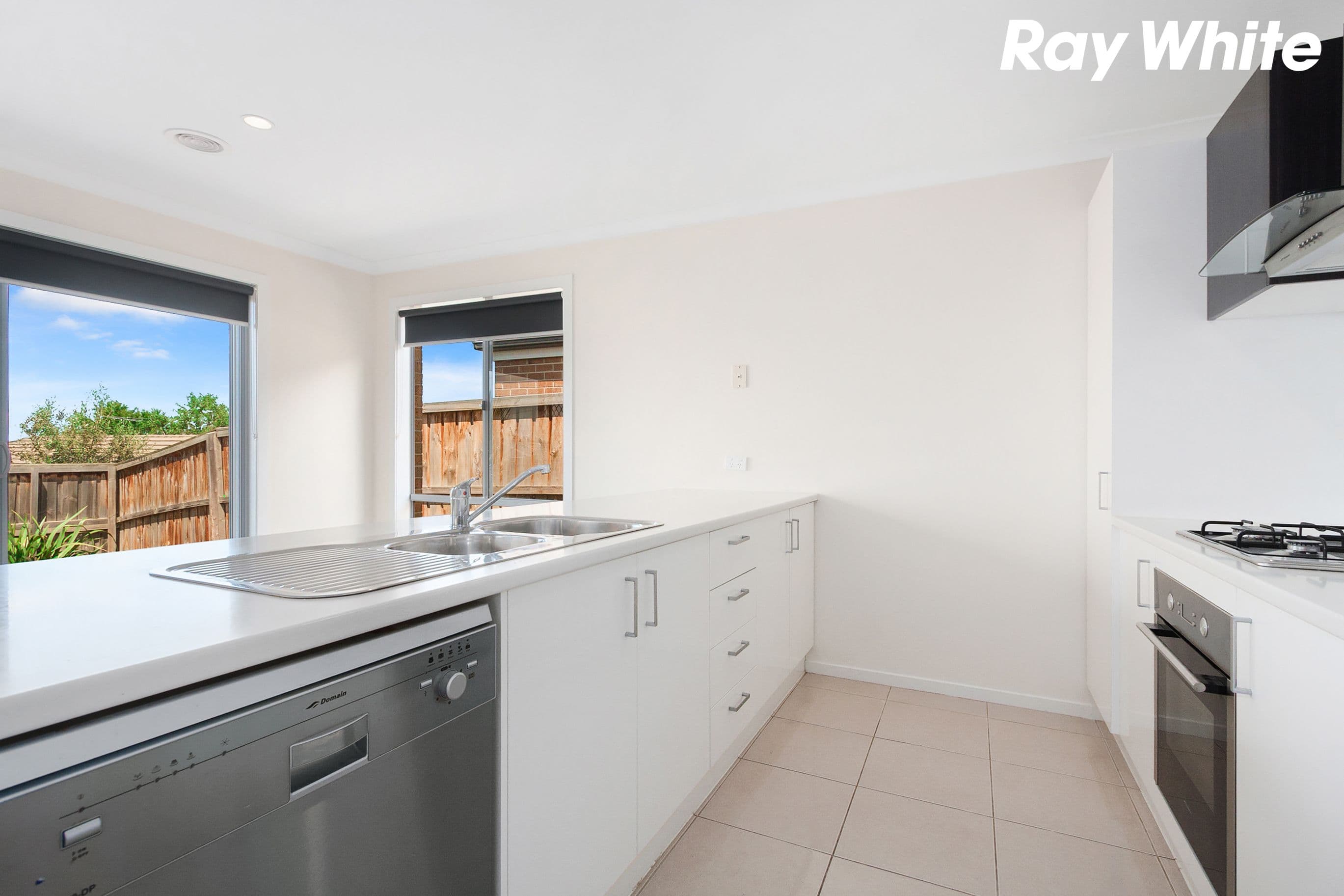 40 Cascade Way, Pakenham VIC 3810, Pakenham - Thumbnail 2