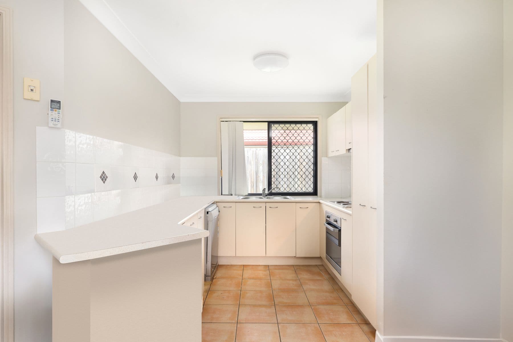 28 Elcock Avenue, Crestmead QLD 4132, Crestmead - Thumbnail 2