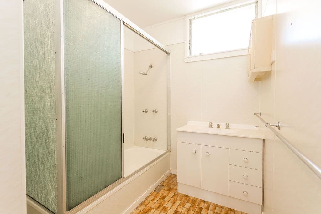 13 Diamond Avenue, Emerald QLD 4720, Emerald - Thumbnail 8
