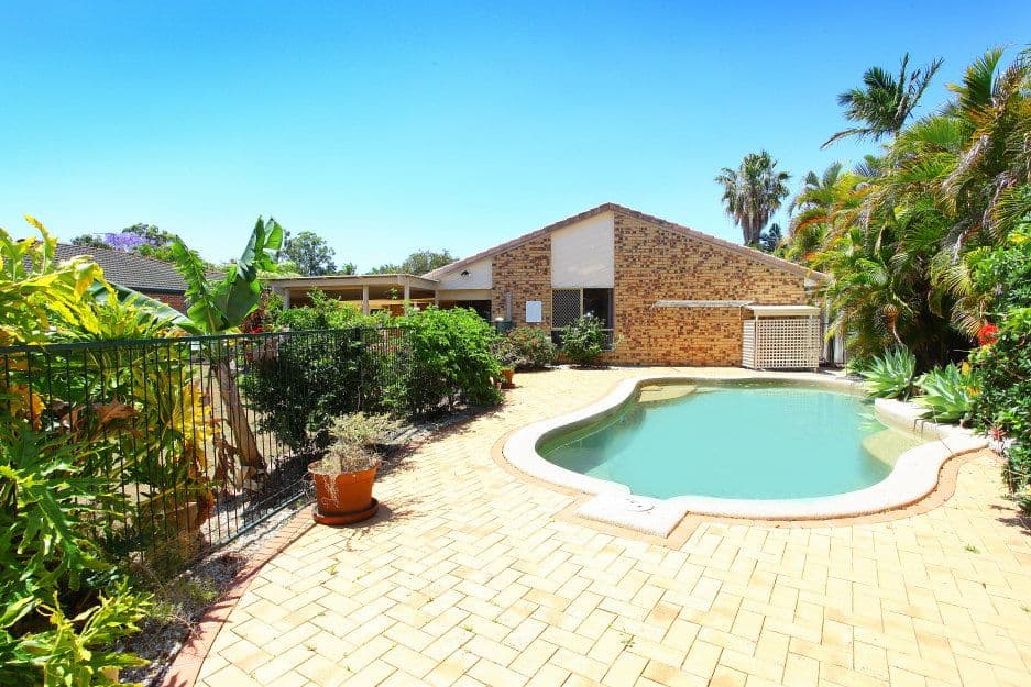13 Beaconsfield Drive, BURLEIGH WATERS QLD 4220, Burleigh Waters - Thumbnail 2