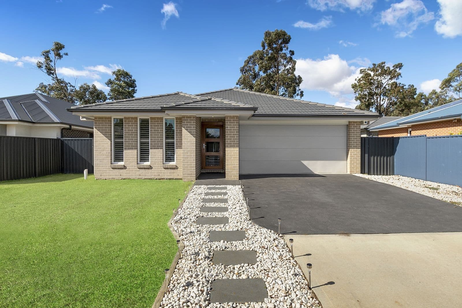 555 Londonderry Road, Londonderry - Thumbnail 2
