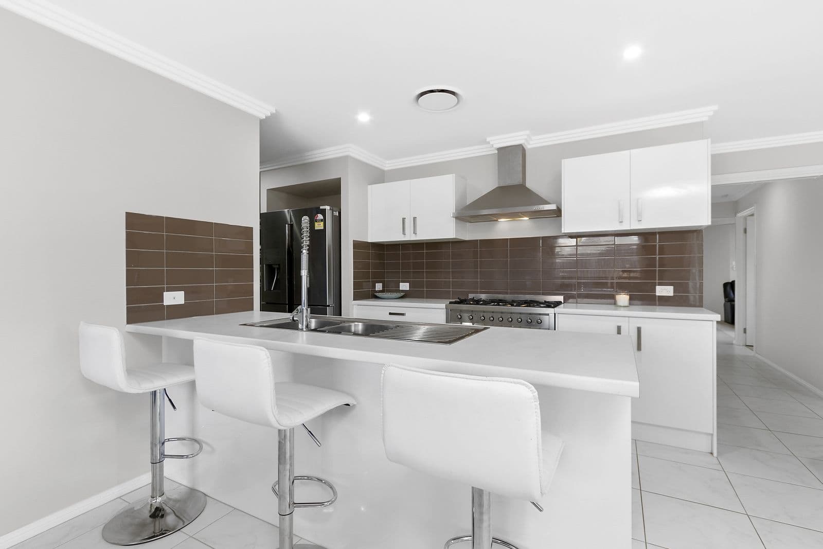 555 Londonderry Road, Londonderry - Thumbnail 3