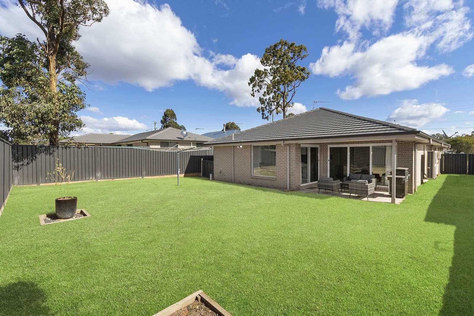 555 Londonderry Road, Londonderry - Thumbnail 4