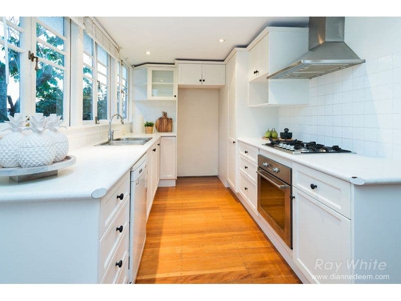 8 Iveagh Avenue, Holland Park West QLD 4121, Holland Park West - Thumbnail 2