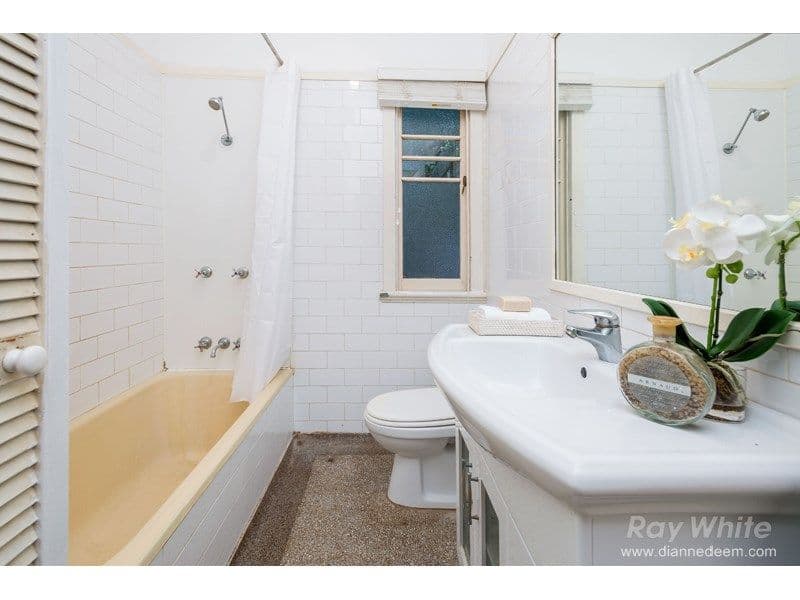 8 Iveagh Avenue, Holland Park West QLD 4121, Holland Park West - Thumbnail 3