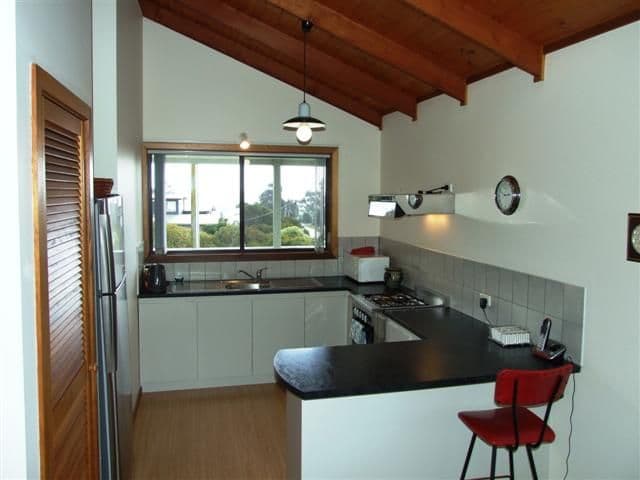 28 Terry Crescent, WIMBLEDON HEIGHTS VIC 3922, Wimbledon Heights - Thumbnail 2