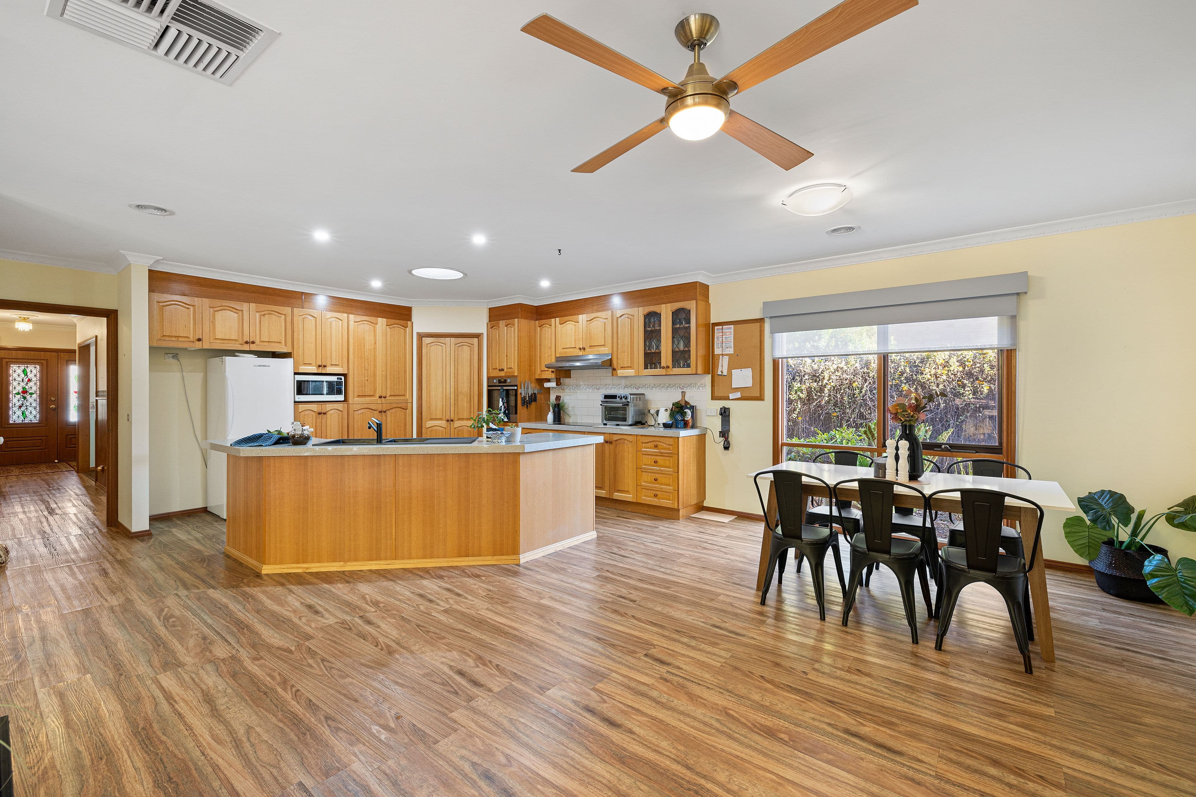 4 Lade Court, Rowville VIC 3178, Rowville - Thumbnail 2