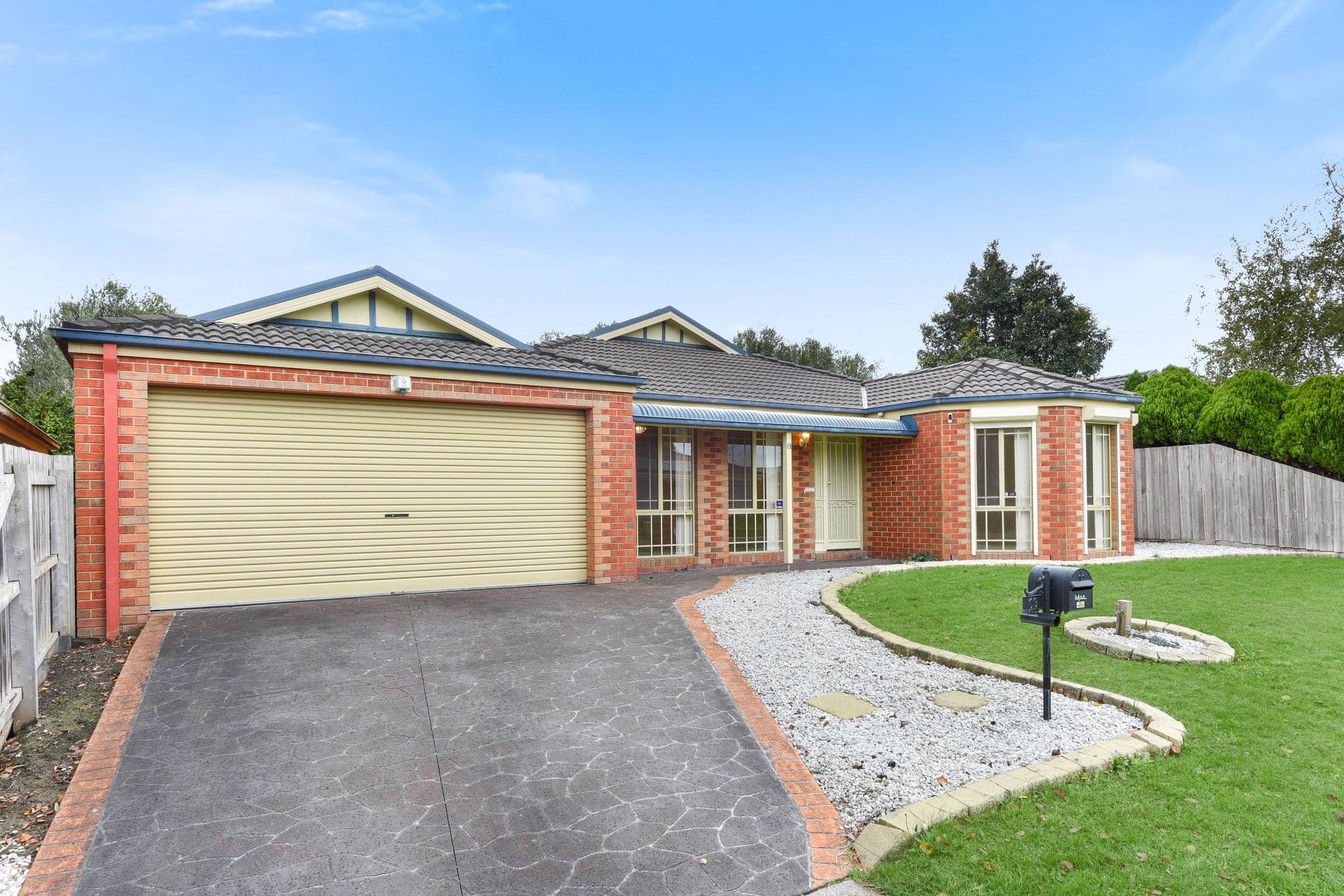 19 Glenisla Way, Berwick VIC 3806, Berwick - Thumbnail 2