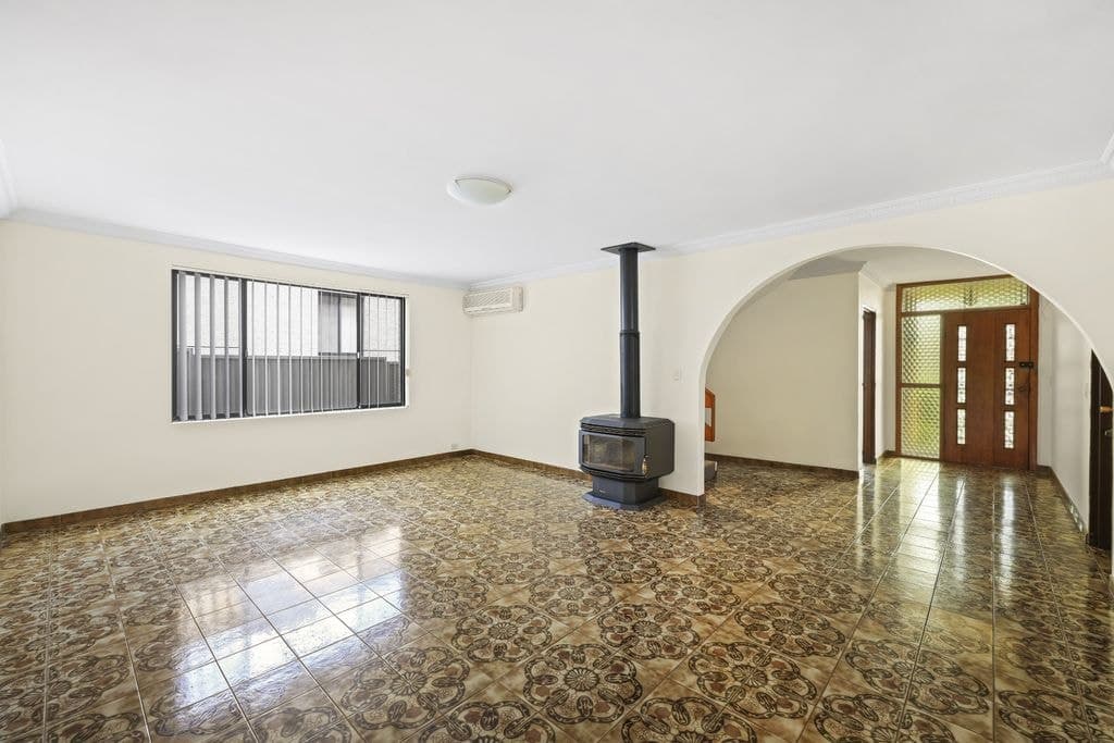 32 Carnation Avenue, Casula - Thumbnail 2
