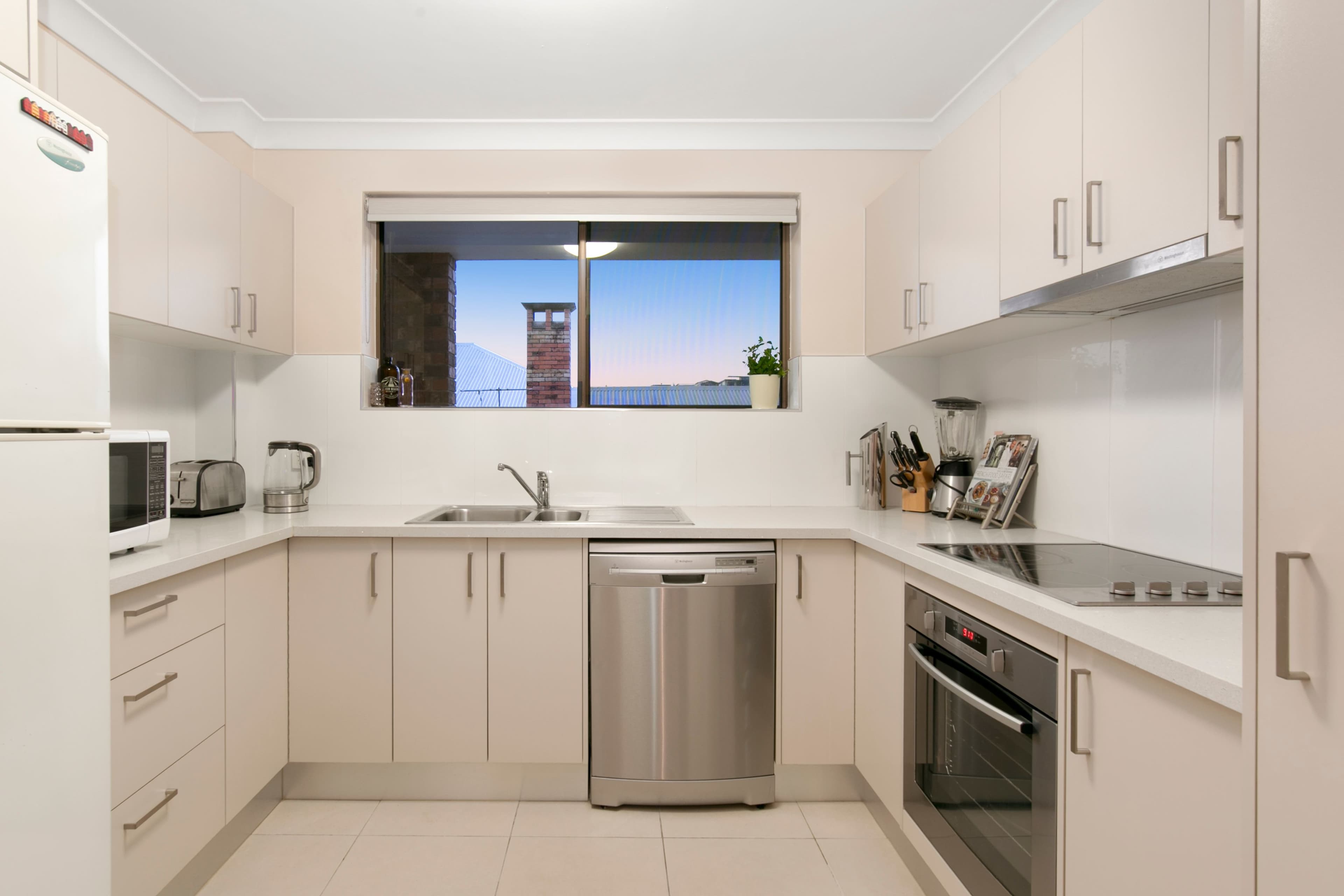 43 Hunter Street, Wooloowin QLD 4030, Wooloowin - Thumbnail 2