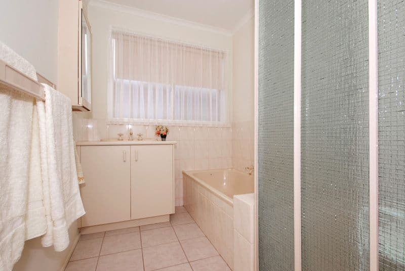 6 HILLRISE Crescent, CHIRNSIDE PARK VIC 3116, Chirnside Park - Thumbnail 6
