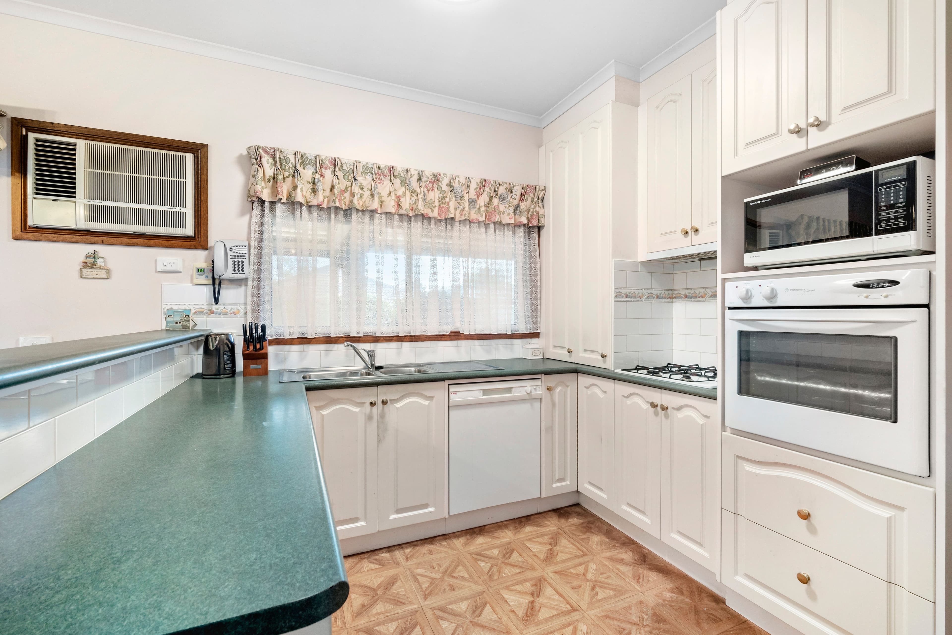 8 Garden Court, Lake Gardens VIC 3355, Lake Gardens - Thumbnail 5