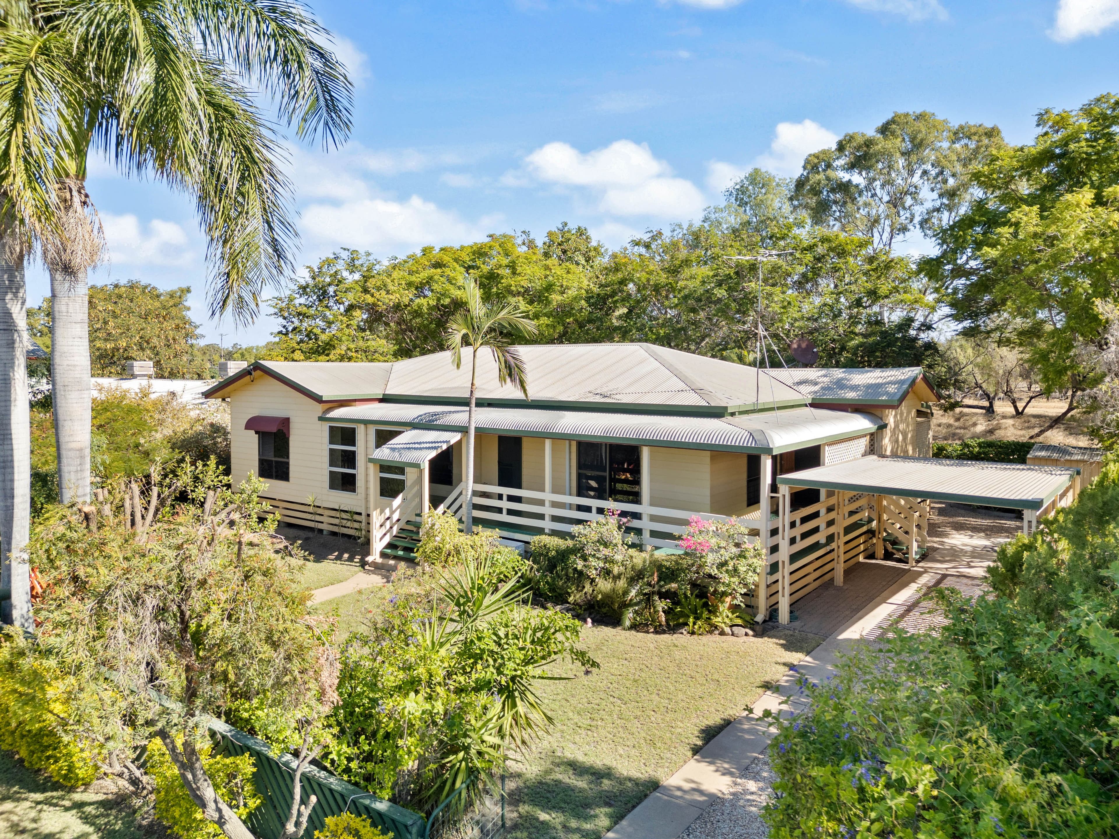 27 Baker Street, Emerald QLD 4720, Emerald - Thumbnail 2