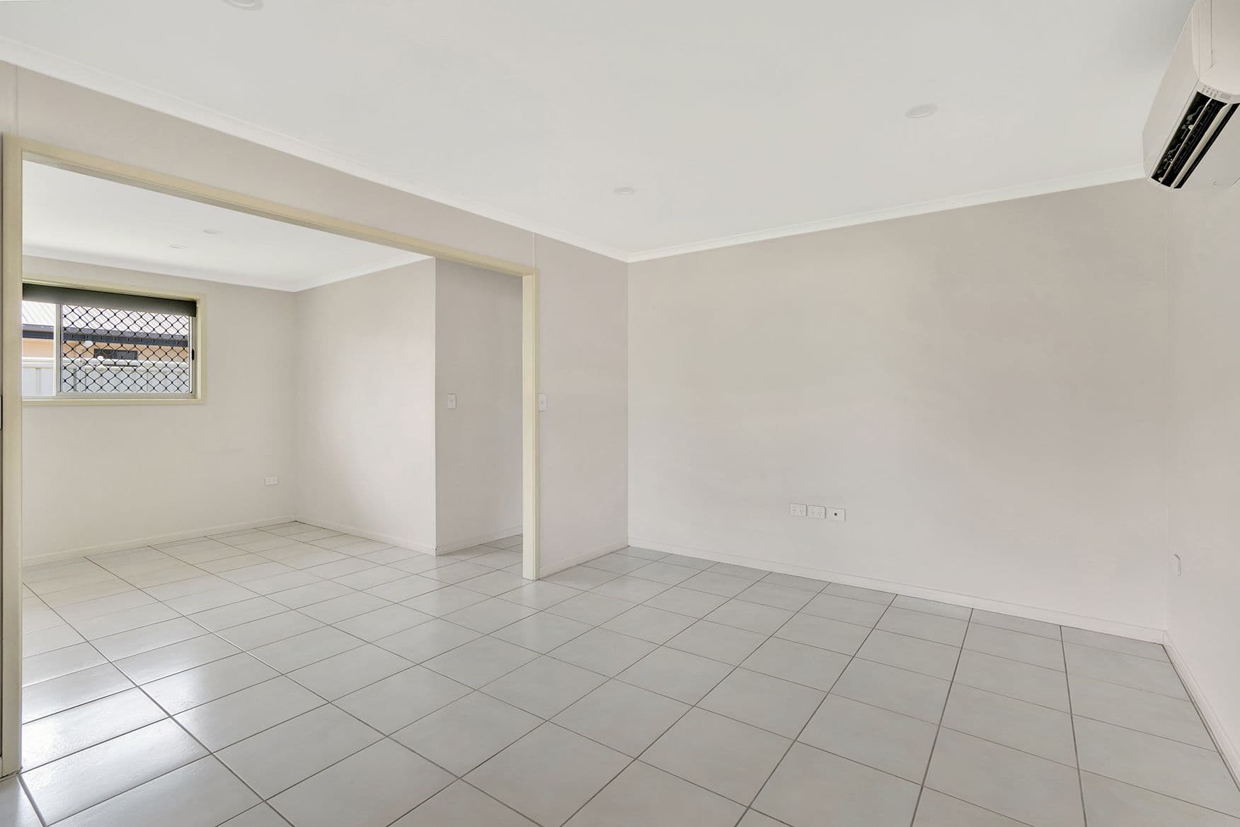 52 Moody Street, Emerald QLD 4720, Emerald - Thumbnail 3