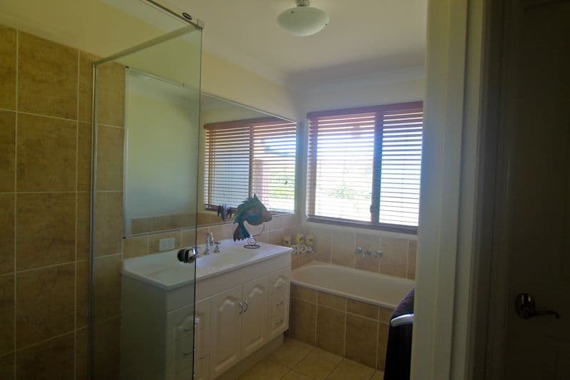 4 Brownlow Court, CASHMERE QLD 4500, Cashmere - Thumbnail 7