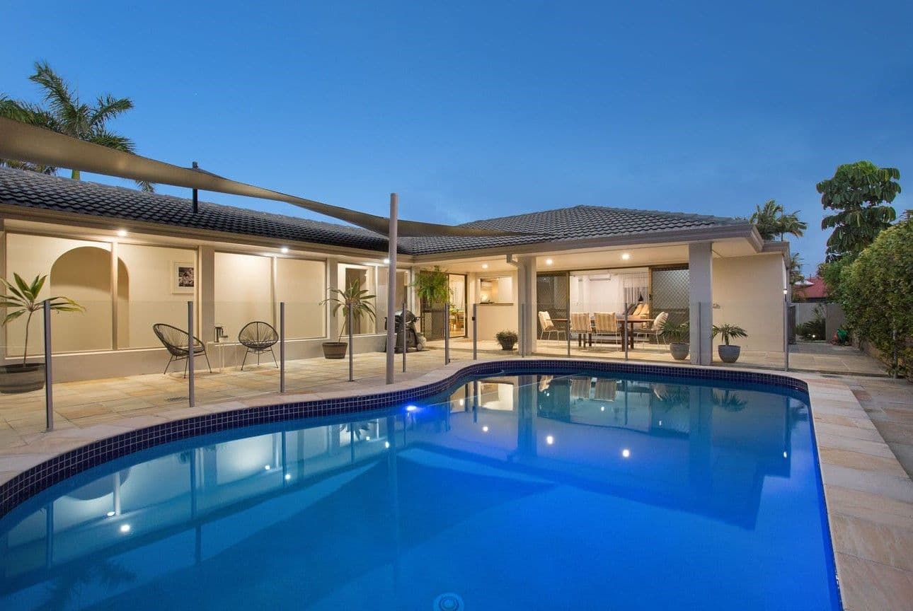 6 Aroona Avenue, Broadbeach Waters QLD 4218, Broadbeach Waters - Image 1