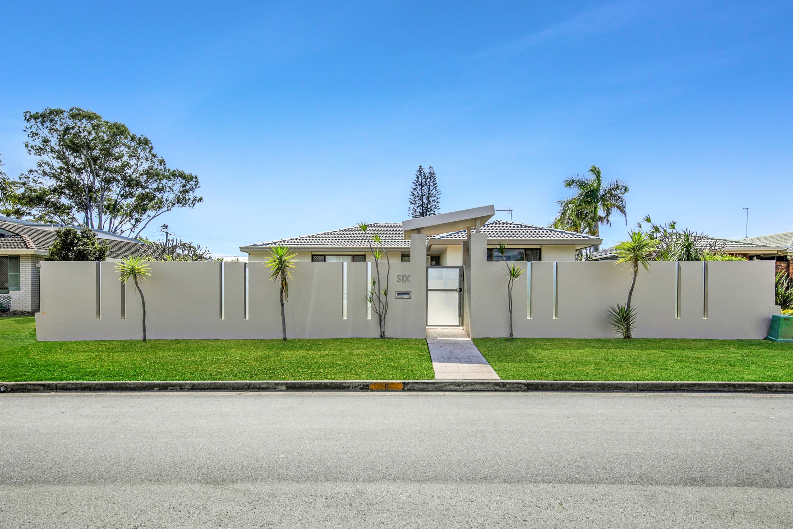 6 Aroona Avenue, Broadbeach Waters QLD 4218, Broadbeach Waters - Thumbnail 2