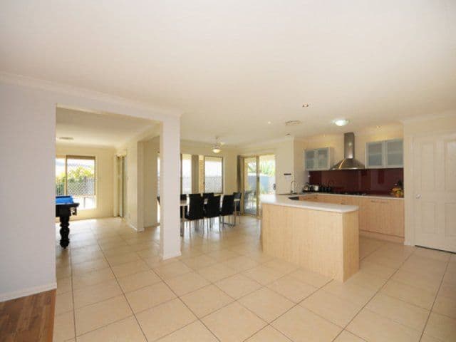 18 Beerwah Street, PACIFIC PINES QLD 4211, Pacific Pines - Thumbnail 4