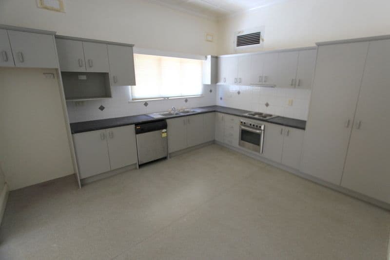 18 Wills Street, CHARLEVILLE QLD 4470, Charleville - Thumbnail 2