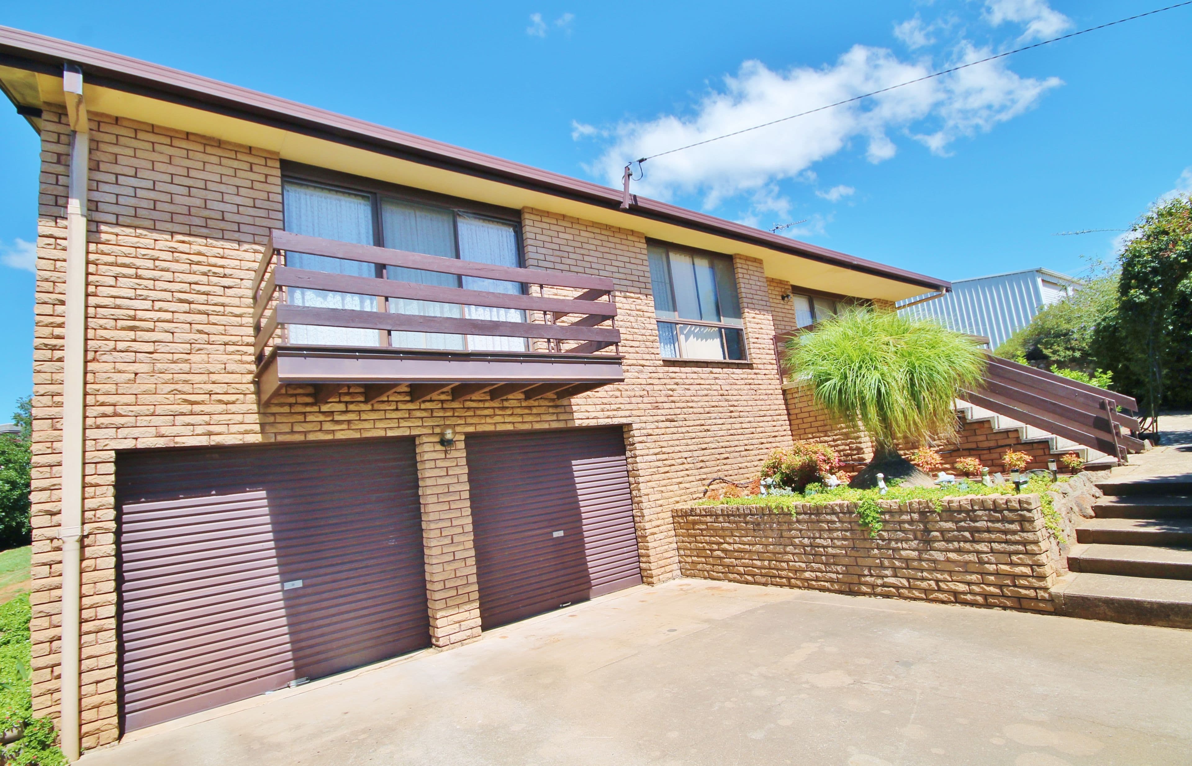 12 Charles Crescent, Young - Image 1