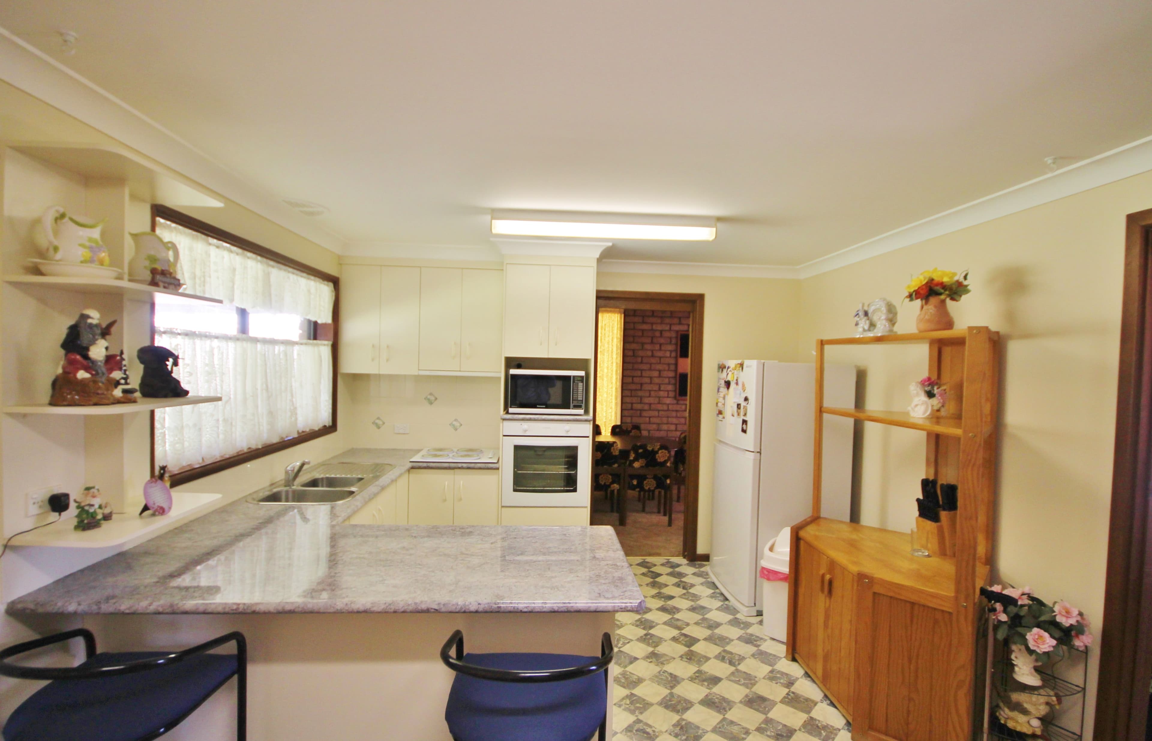 12 Charles Crescent, Young - Thumbnail 3